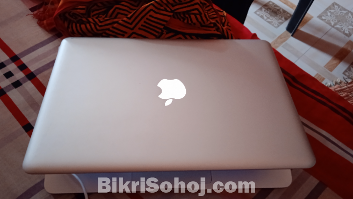 MacBook pro Core i7 256 SSD/8 RAM